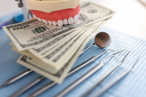 ¿Son deducibles de impuestos los implantes dentales en Syracuse, NY Dr. Bradford