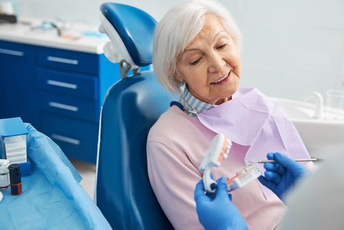 Cirugia de Implantes Dentales en Syracuse, NY | Procedimiento de Mini Implantes
